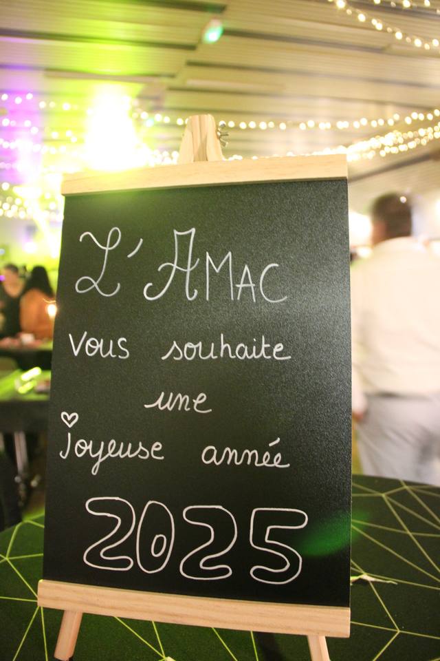 L'ardoise « L'AMAC vous souhaite une joyeuse année 2025 » - photo AMAC / Les Mouillotins