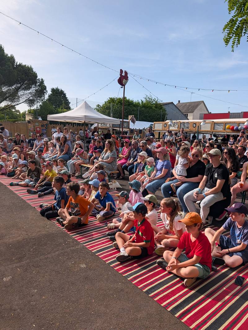 Le public assis sur des tapis pour un spectacle de rue - photo Alexandre Audebeau