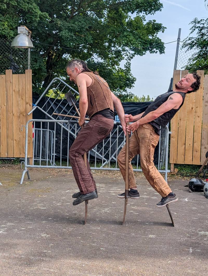 Deux acrobates en spectacle de rue - photo Alexandre Audebeau