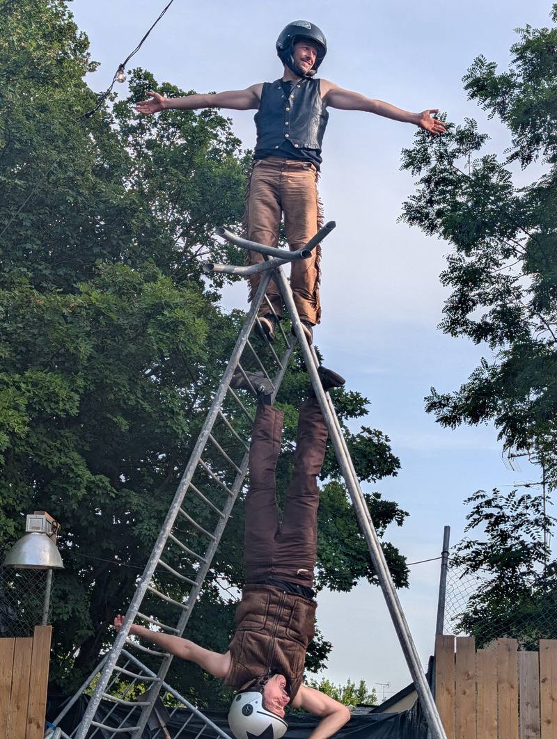 Un acrobate en équilibre au sommet d'une échelle - photo Alexandre Audebeau