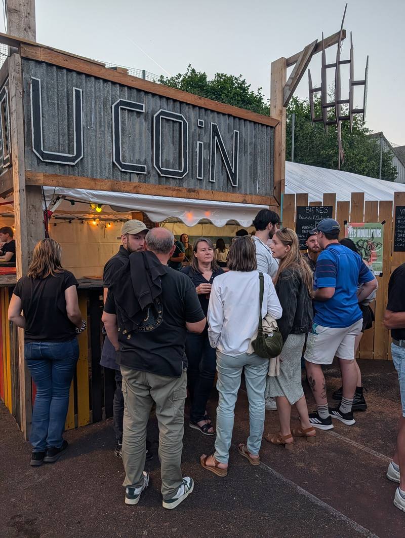 Les festivaliers devant le bar en bois en soirée - photo Alexandre Audebeau