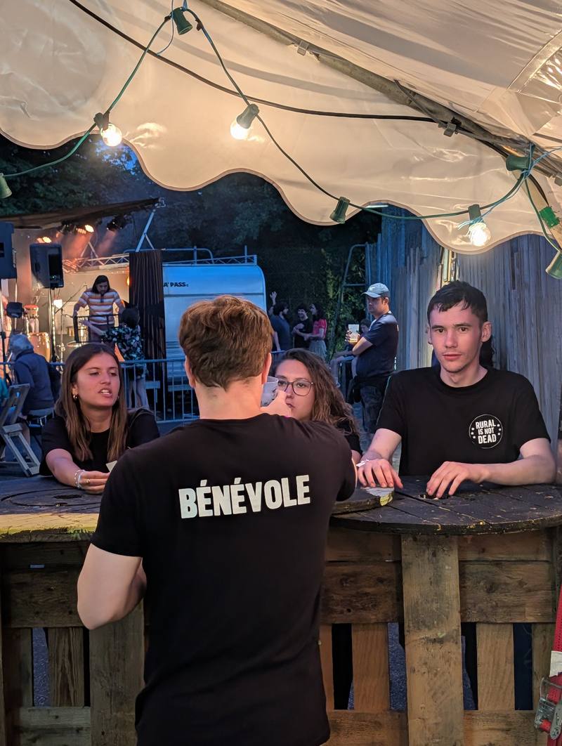 Un bénévole au service derrière le bar - photo Alexandre Audebeau