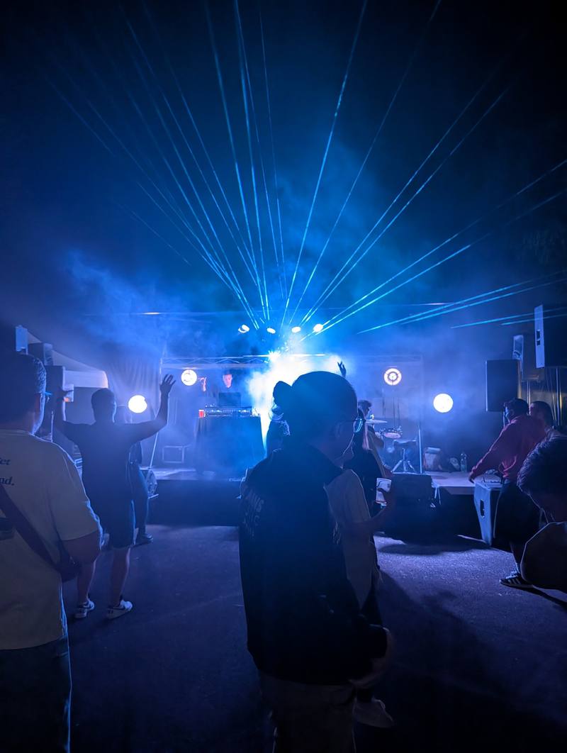 Lasers au-dessus du public devant la scène - photo Alexandre Audebeau
