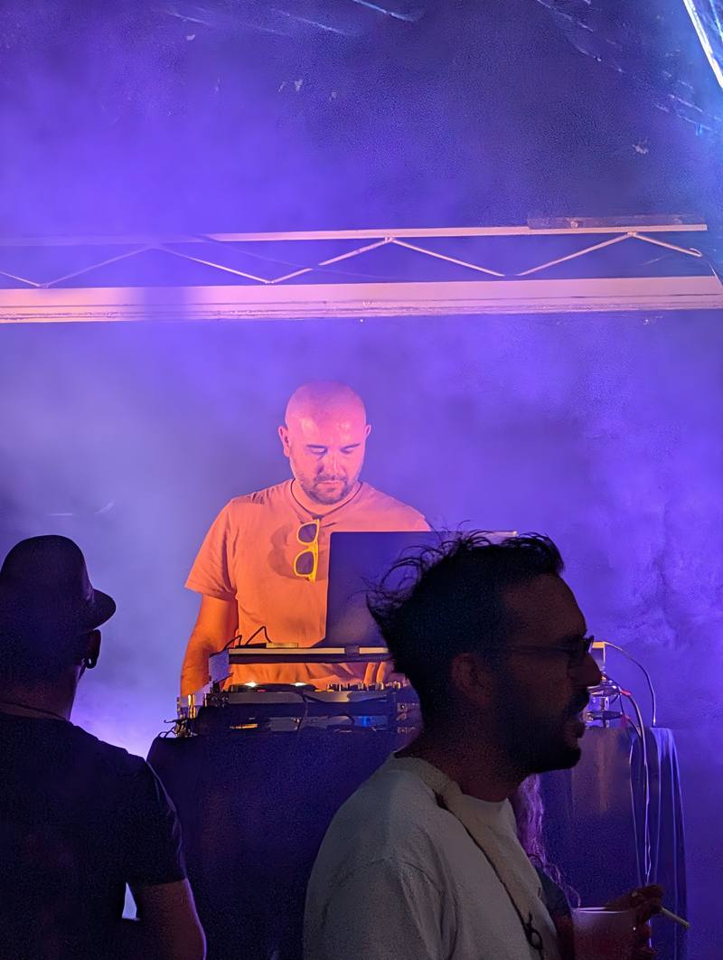 Un DJ aux platines pendant l'Open platines du vendredi soir - photo Alexandre Audebeau