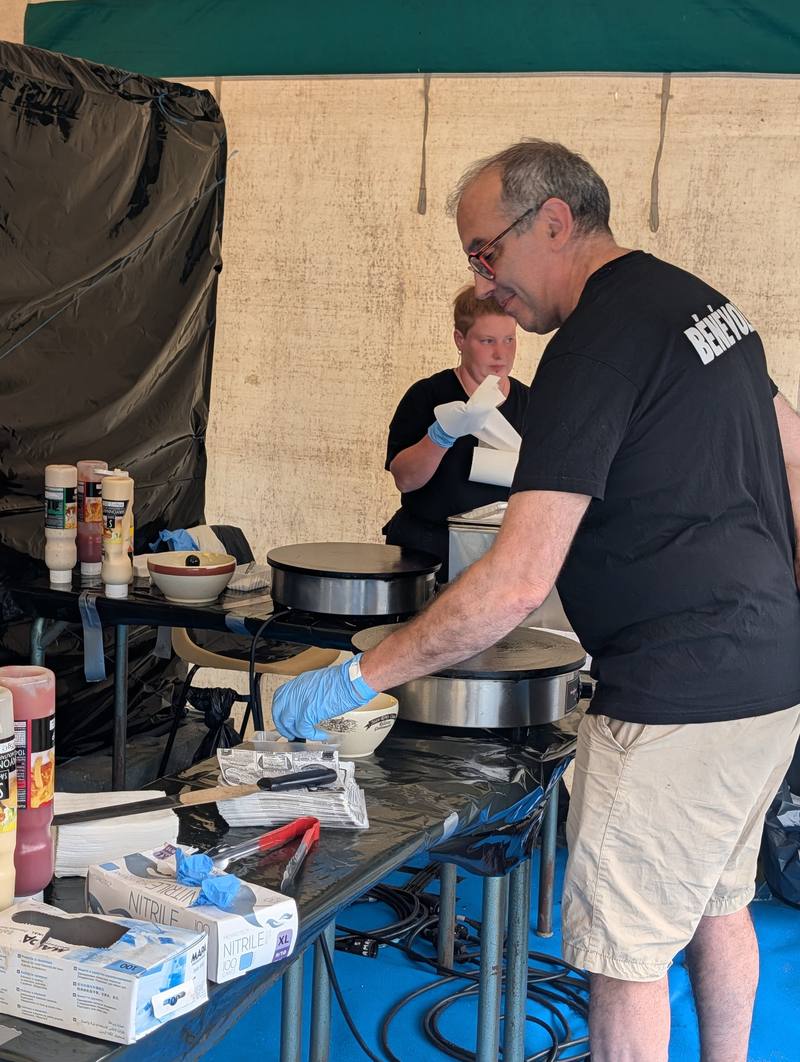Un bénévole prépare des crêpes au stand restauration - photo Alexandre Audebeau