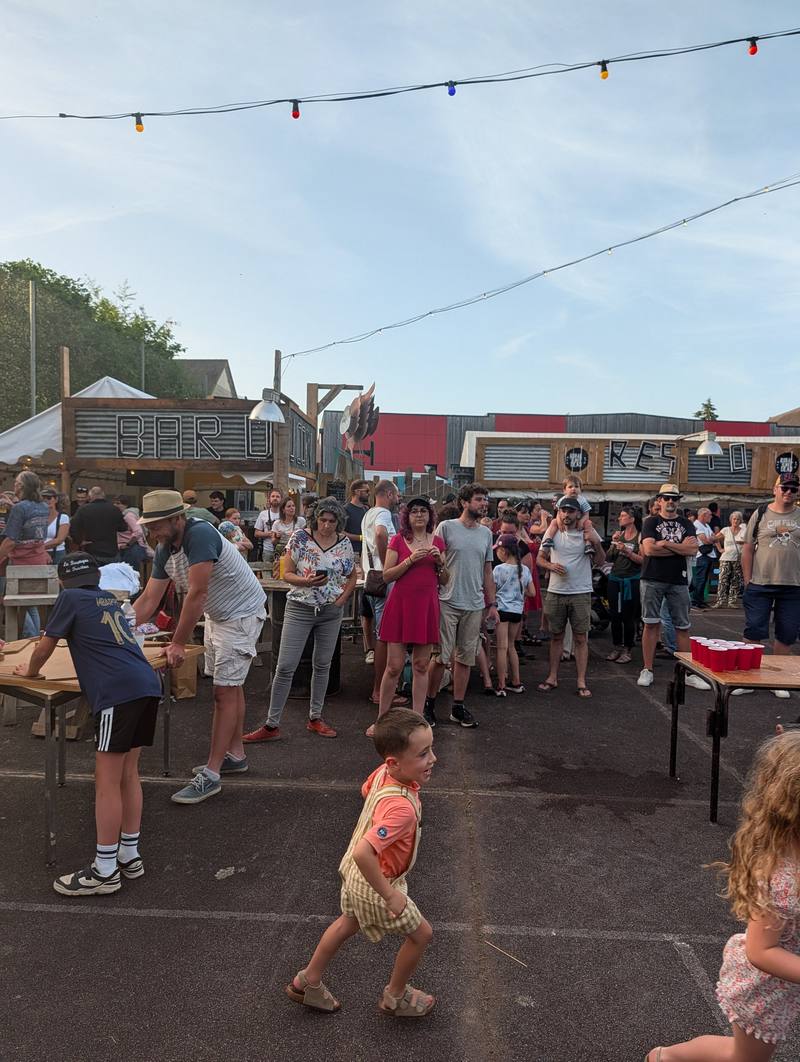 Le public danse sous les guirlandes en fin d'après-midi - photo Alexandre Audebeau