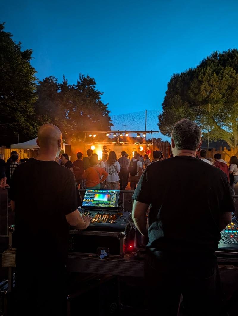 Les techniciens à la régie son face à la scène au crépuscule - photo Alexandre Audebeau