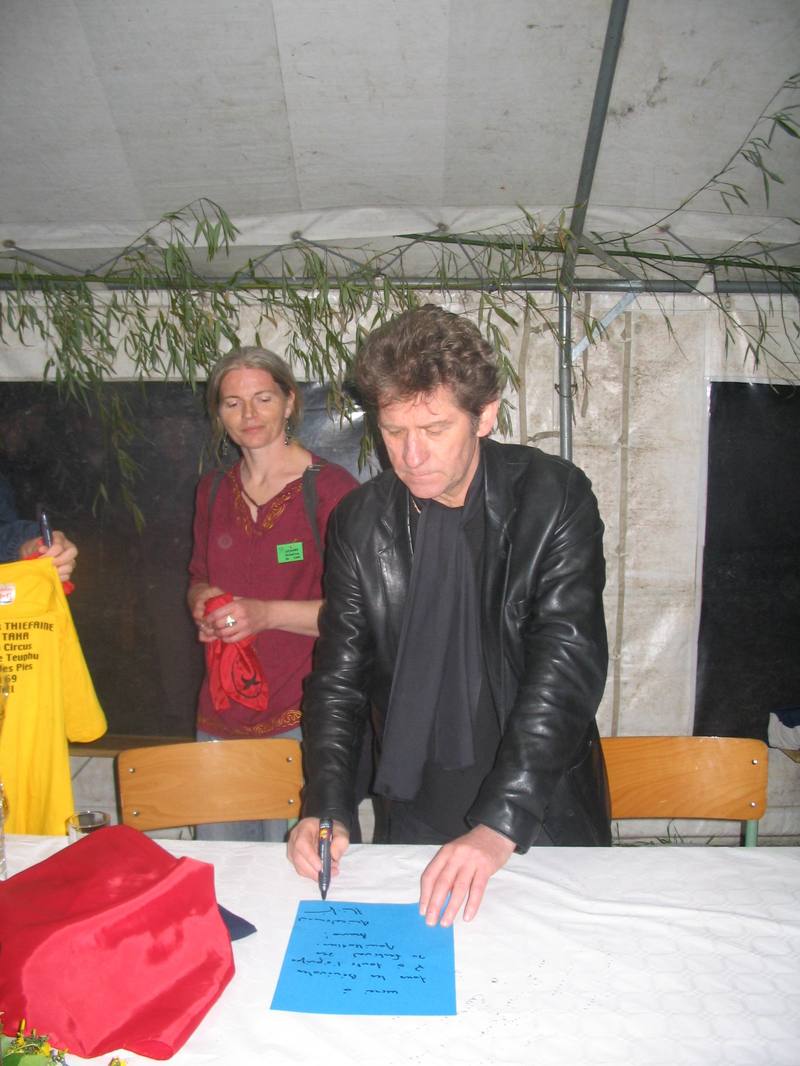 Hubert-Félix Thiéfaine en séance de dédicaces, samedi 21 mai - photo AMAC / Les Mouillotins