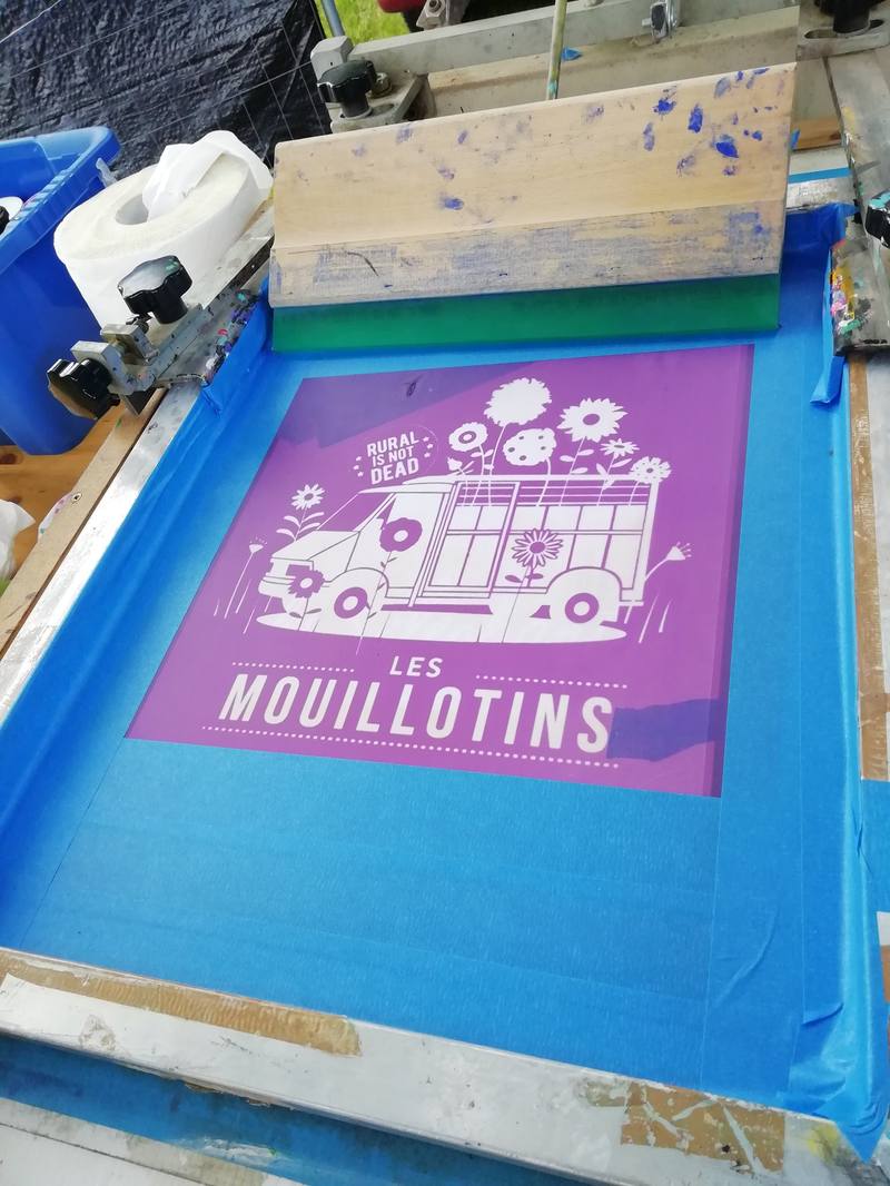 Une affiche des Mouillotins tout juste sérigraphiée au marché des créateur·ice·s - photo AMAC / Les Mouillotins