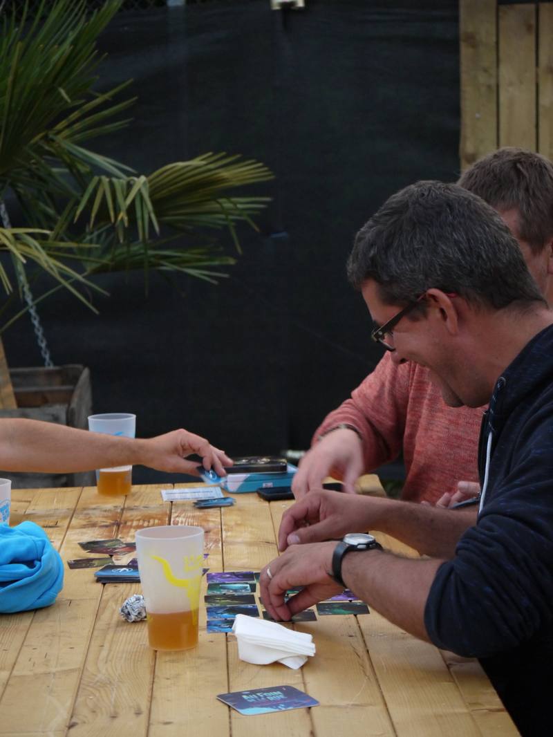 Une partie de cartes entre festivaliers, bière à la main - photo AMAC / Les Mouillotins