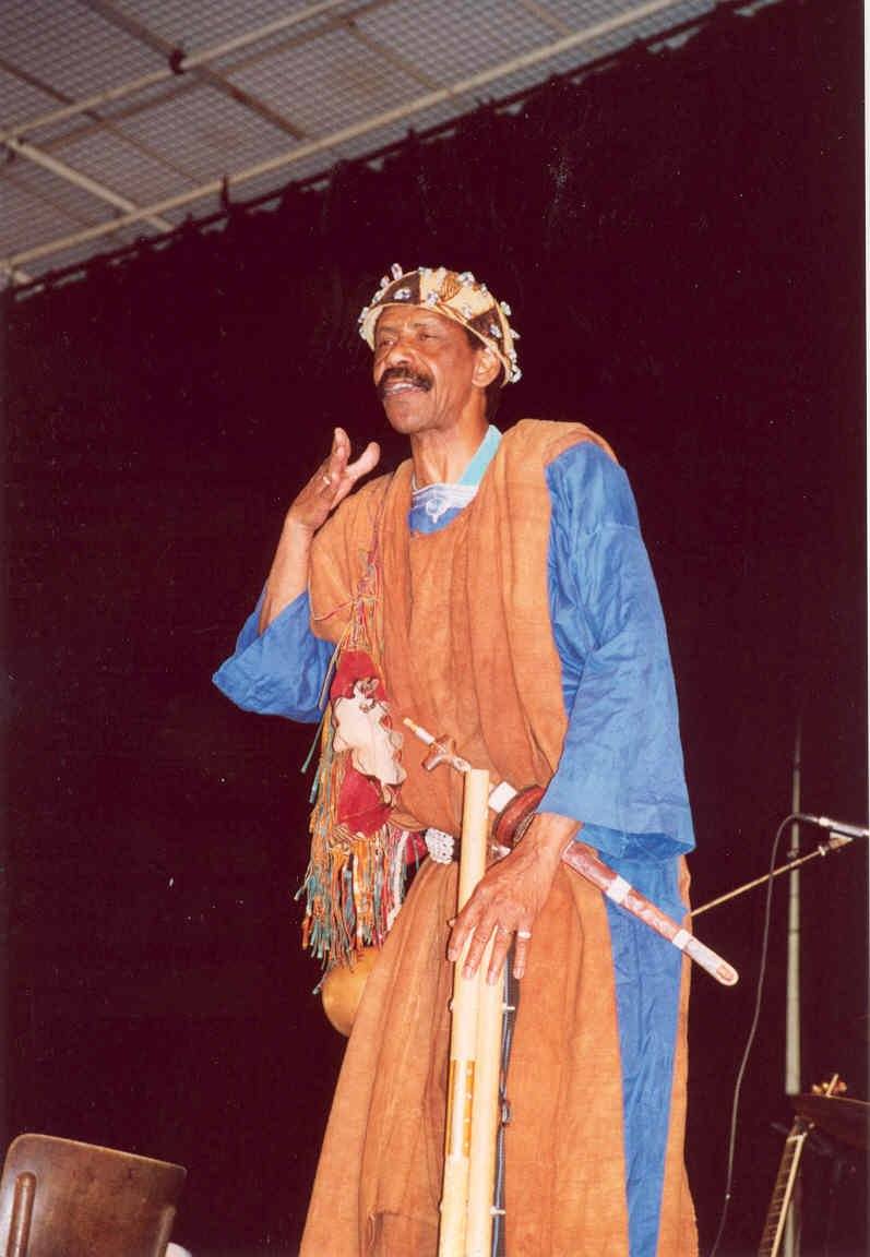 Le conteur Hamadoun Tandina sur scène lors de la journée jeune public à Cossé-le-Vivien, le 22 mai 2002 - photo AMAC / Les Mouillotins