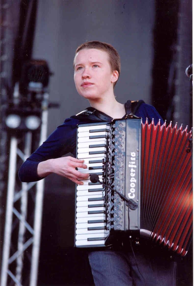L'accordéoniste de Klaktonclown sur la grande scène - photo AMAC / Les Mouillotins