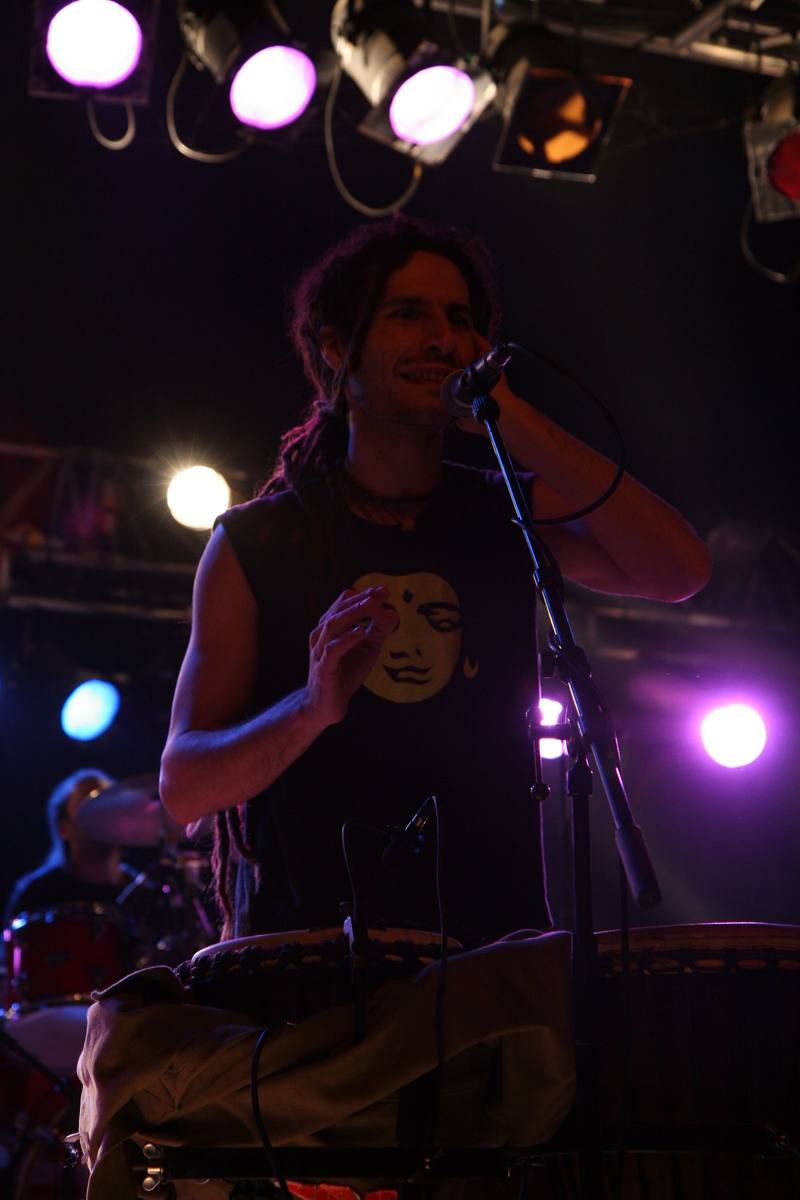 Le chanteur de Hilight Tribe sur scène, dans la nuit de samedi à dimanche - photo Philippe Meignan (Musicalement)