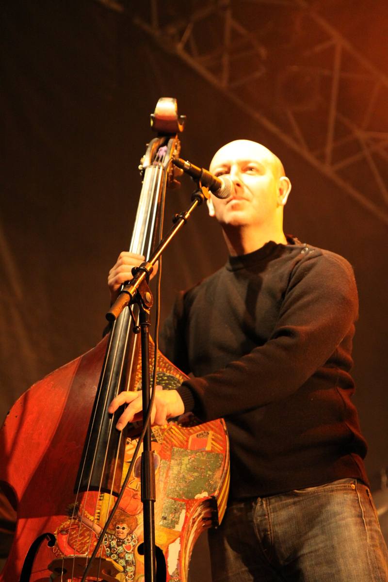 Le contrebassiste chanteur de Karpatt - photo AMAC / Les Mouillotins