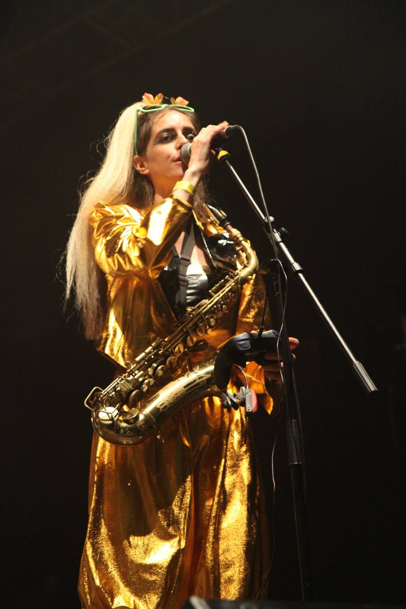 La saxophoniste des Dirty Honkers en robe dorée - photo AMAC / Les Mouillotins