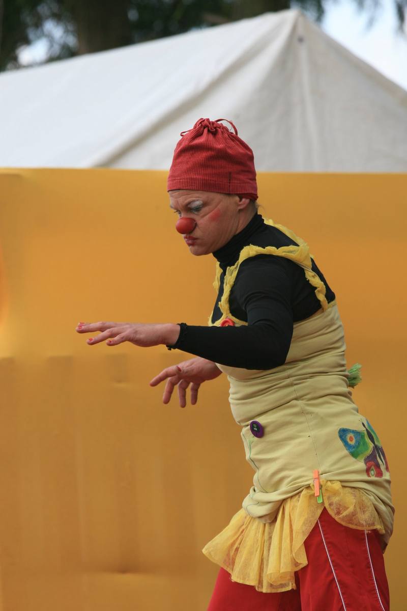 Un clown en spectacle sur la scène jeune public - photo AMAC / Les Mouillotins