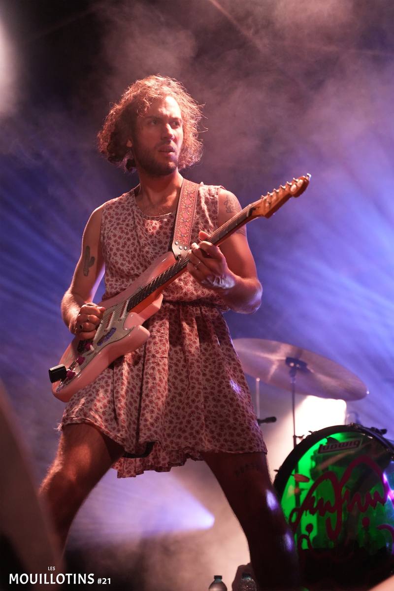 Le guitariste de Miel de Montagne sur scène sous les lumières violettes - photo AMAC / Les Mouillotins