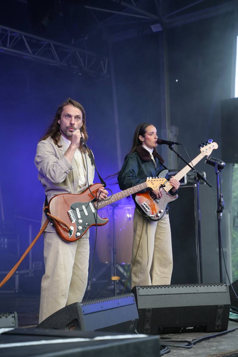 Deux guitaristes en concert sur la grande scène - photo Coline & Flo