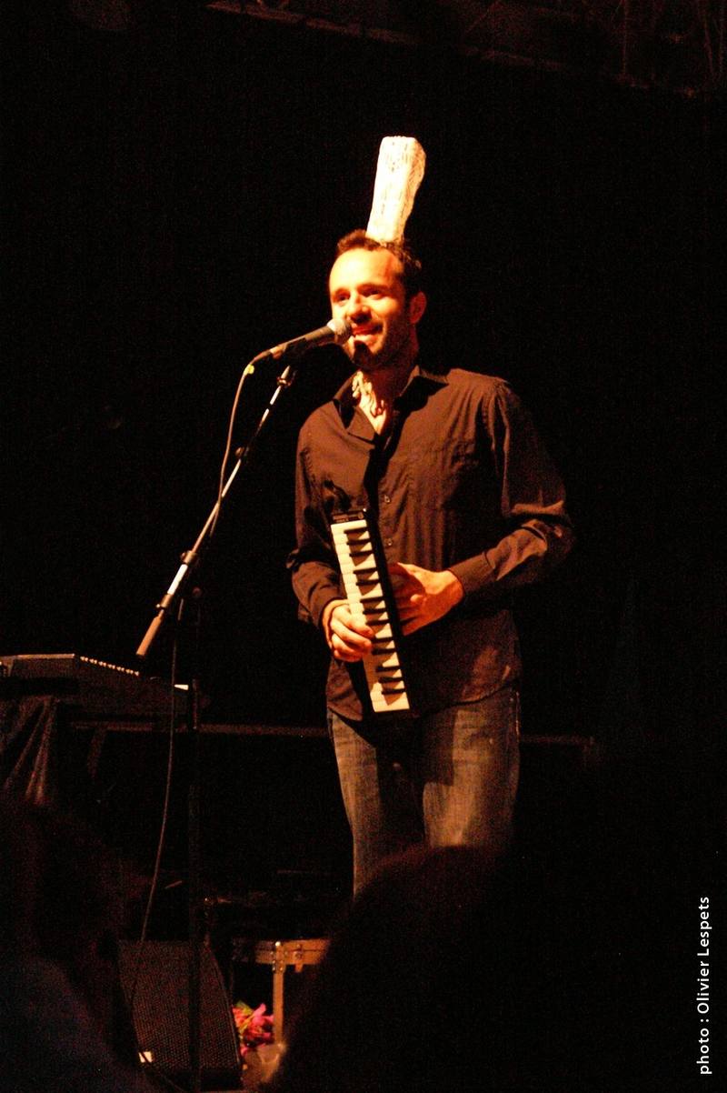 Un musicien coiffé d'une toque au mélodica pendant le concert d'Oldelaf et Monsieur D - photo Olivier Lespets
