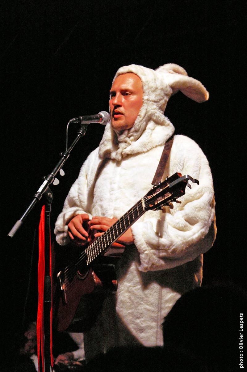 Oldelaf en costume de lapin sur scène - photo Olivier Lespets
