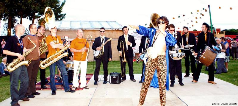 La battle de fanfares sur l'herbe, en plein jour - photo Olivier Lespets