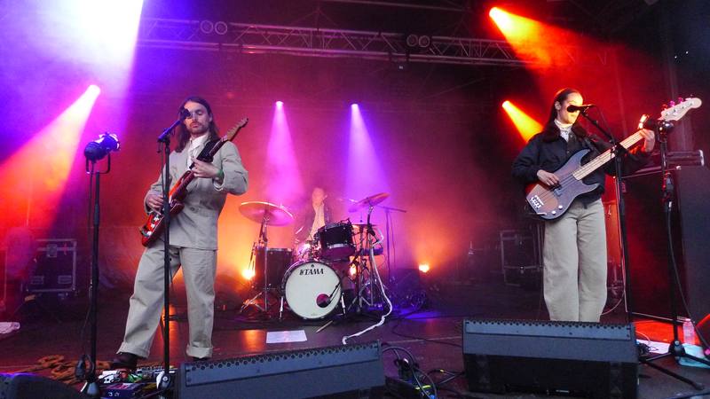 Concert en lumières colorées sur scène - photo AMAC / Les Mouillotins