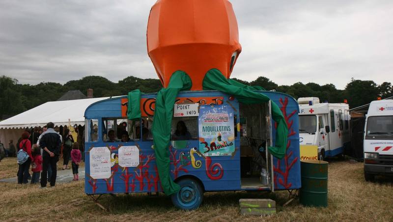 La caravane du point info, décorée d'une pieuvre géante - photo AMAC / Les Mouillotins