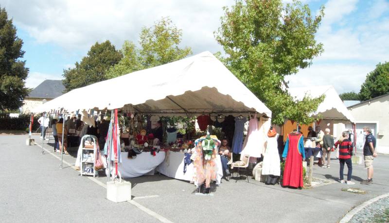 Le marché des créateur·ice·s sous les barnums l'après-midi - photo AMAC / Les Mouillotins
