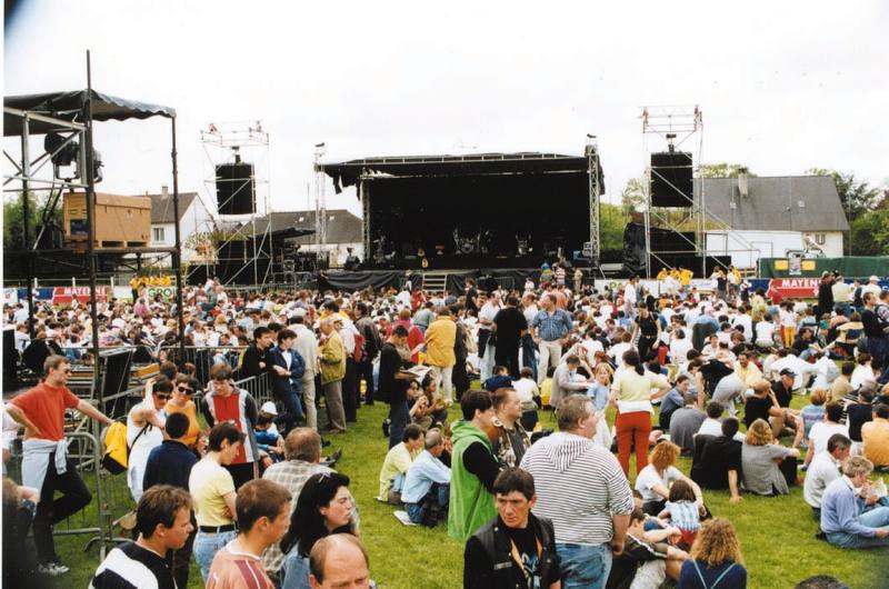 Le public assis dans l'herbe face à la grande scène - photo AMAC / Les Mouillotins