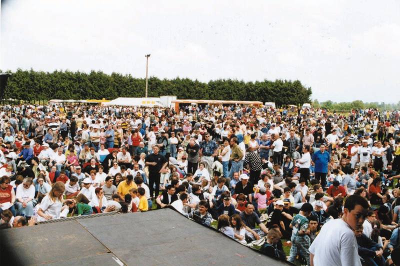 La foule massée devant la scène le 7 mai 2000 - photo AMAC / Les Mouillotins