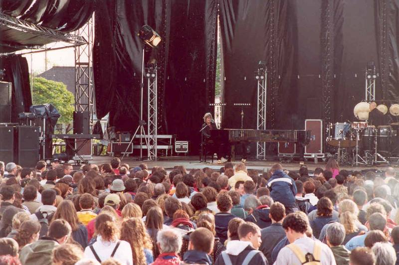 Le public massé devant la grande scène pendant le concert de Jacques Higelin - photo AMAC / Les Mouillotins