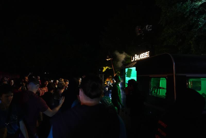 Des festivaliers près de la Baladeuse, de nuit - photo AMAC / Les Mouillotins