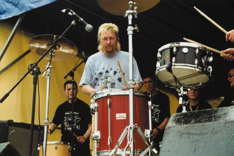 Un batteur de l'atelier du rythme de Jean-Pierre Aubinière sur scène - photo AMAC / Les Mouillotins