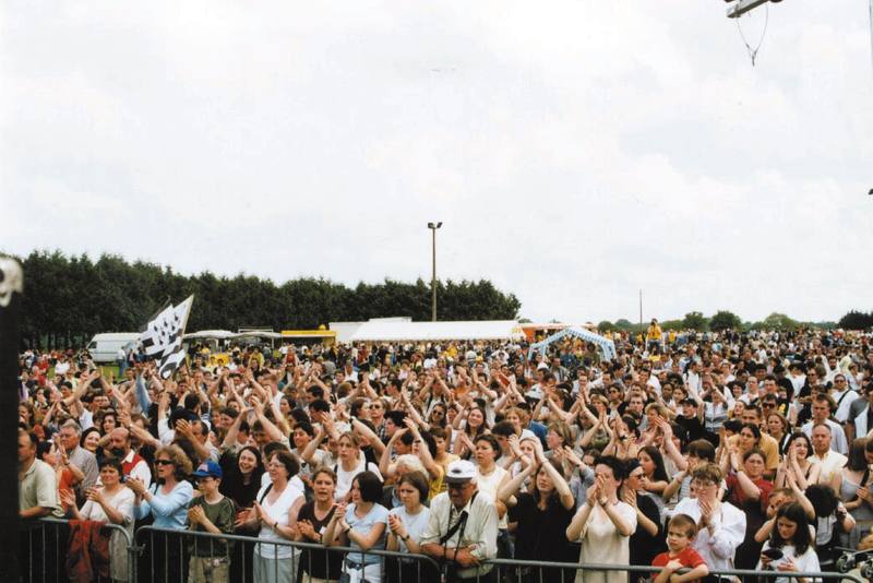 La foule applaudit pendant un concert de l'après-midi - photo AMAC / Les Mouillotins