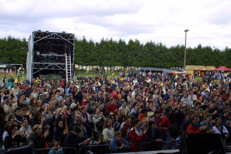 Le public en masse devant la grande scène l'après-midi du 25 mai 2002 - photo AMAC / Les Mouillotins