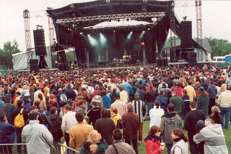 La grande scène et le public en fin de journée - photo AMAC / Les Mouillotins
