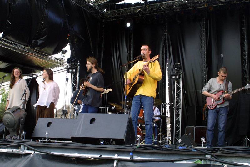 Un groupe et ses choristes sur la grande scène - photo AMAC / Les Mouillotins