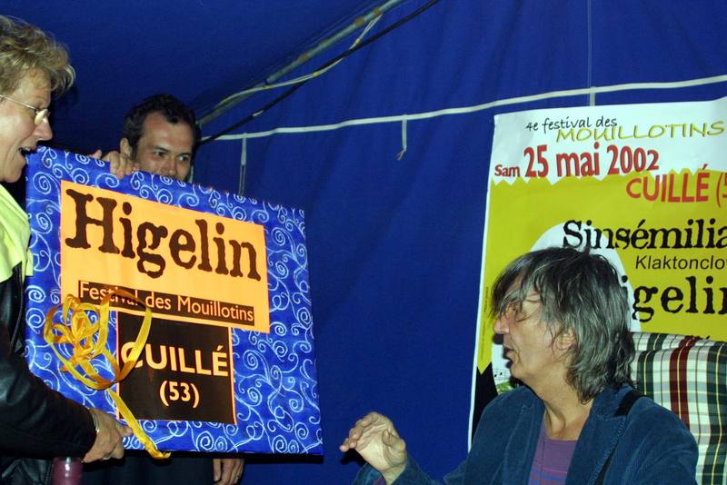 Jacques Higelin reçoit un panneau souvenir du Festival des Mouillotins - photo AMAC / Les Mouillotins
