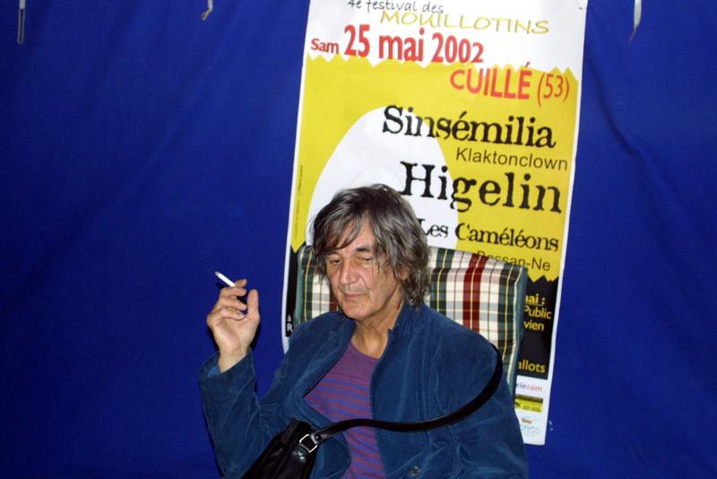 Jacques Higelin en coulisses devant l'affiche du festival 2002 - photo AMAC / Les Mouillotins