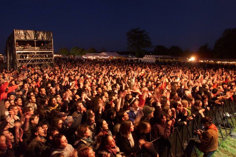 Le public en masse devant la grande scène à la tombée de la nuit - photo AMAC / Les Mouillotins