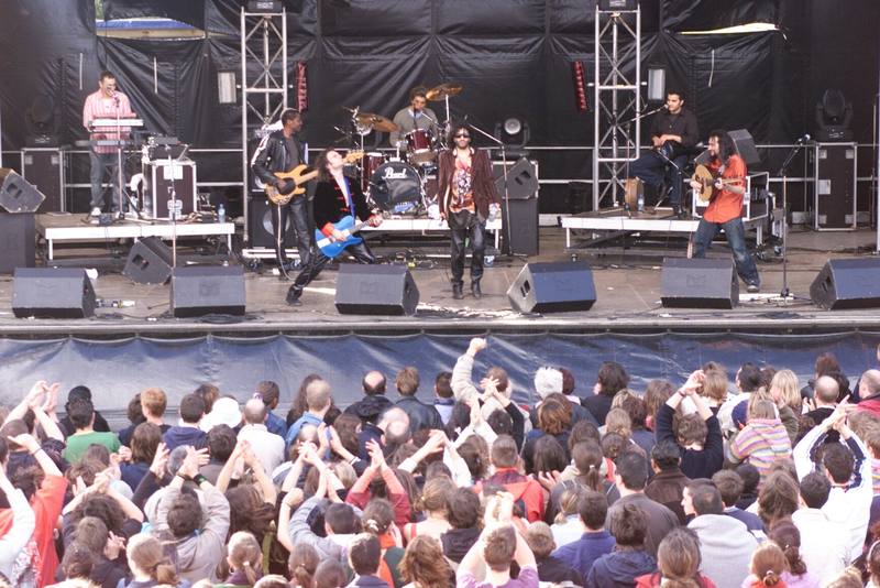 Rachid Taha et ses musiciens sur la grande scène de Cuillé - photo AMAC / Les Mouillotins