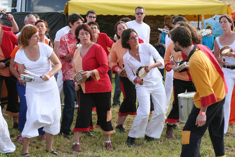 La batucada déambule sur le site - photo AMAC / Les Mouillotins