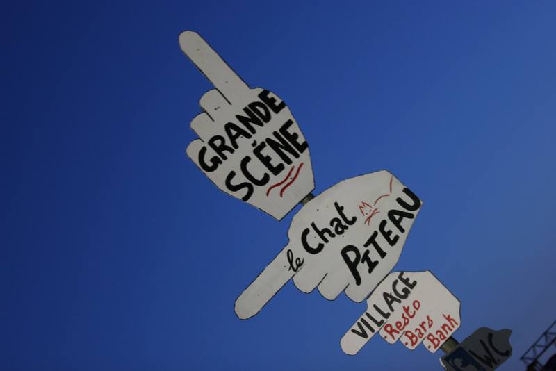 Les panneaux de signalétique décorés : Grande scène, Chat Piteau, Village - photo AMAC / Les Mouillotins