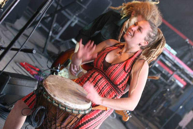 Dobacaracol en concert, percussions et danse - photo AMAC / Les Mouillotins