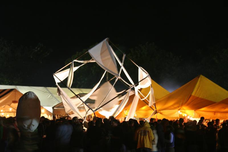 Une sculpture décorative illuminée au-dessus du public, la nuit - photo AMAC / Les Mouillotins