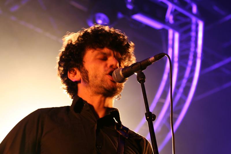 Le chanteur d'Eiffel sous les lumières violettes - photo AMAC / Les Mouillotins