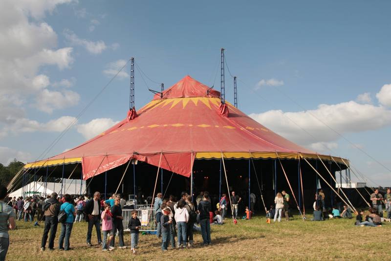 Le grand chapiteau et les festivaliers en fin d'après-midi - photo AMAC / Les Mouillotins