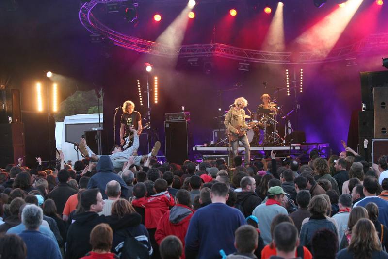 La grande scène et le public pendant le concert de Louis Bertignac - photo AMAC / Les Mouillotins