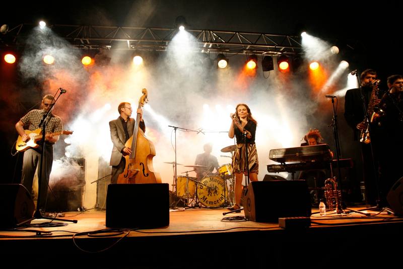 Un groupe sur la grande scène le vendredi 13 juin - photo AMAC / Les Mouillotins
