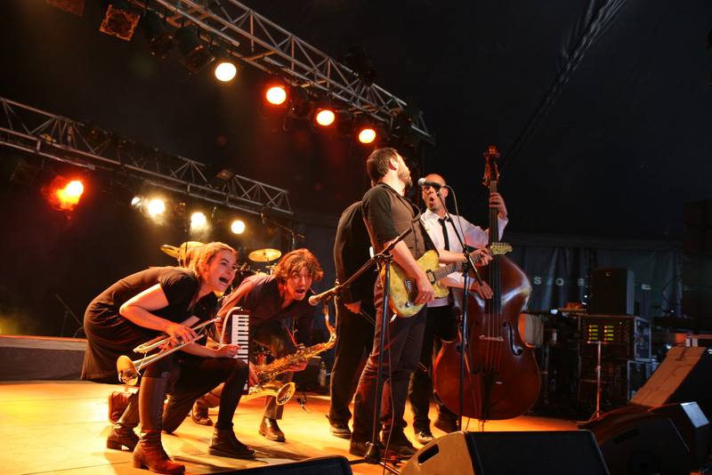 Un groupe rock et son saxophoniste sur scène - photo Philippe Meignan (Musicalement)